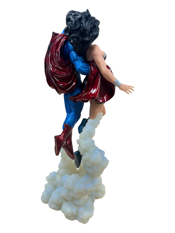 (DAMAGED) SUPERMAN WONDER WOMAN KISS JIM LEE STATUE