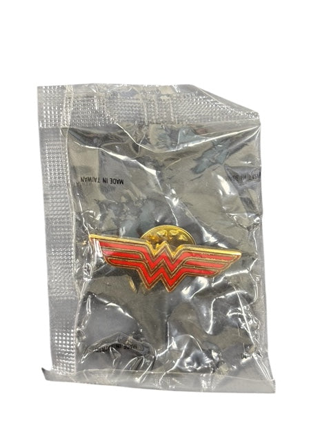 VINTAGE DC COMICS WONDER WOMAN METAL BADGE (1990)