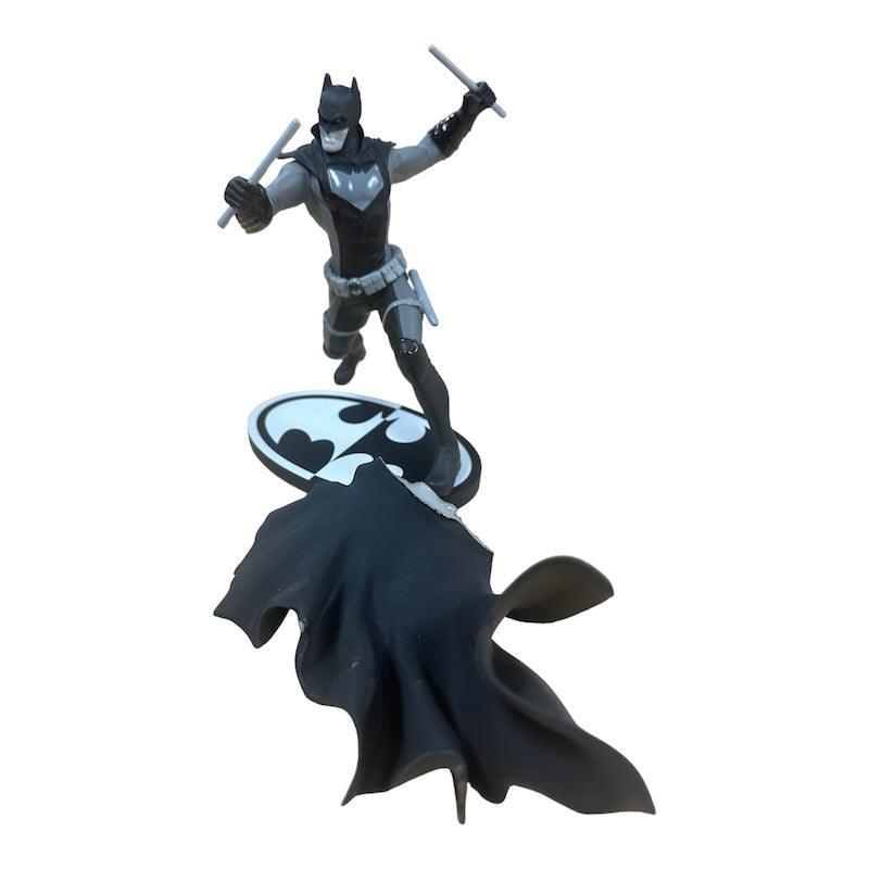 (DAMAGED) BATMAN BLACK & WHITE BATMAN EARTH 2 STATUE NICOLA SCOTT