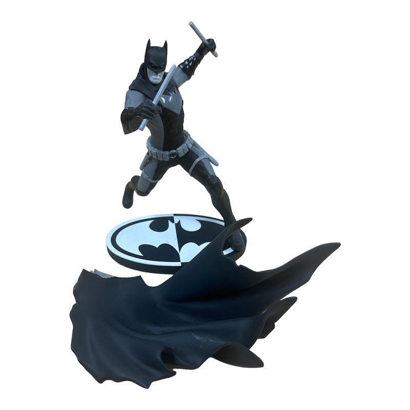 (DAMAGED) BATMAN BLACK & WHITE BATMAN EARTH 2 STATUE NICOLA SCOTT