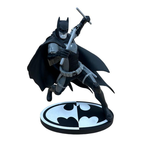 (DAMAGED) BATMAN BLACK & WHITE BATMAN EARTH 2 STATUE NICOLA SCOTT