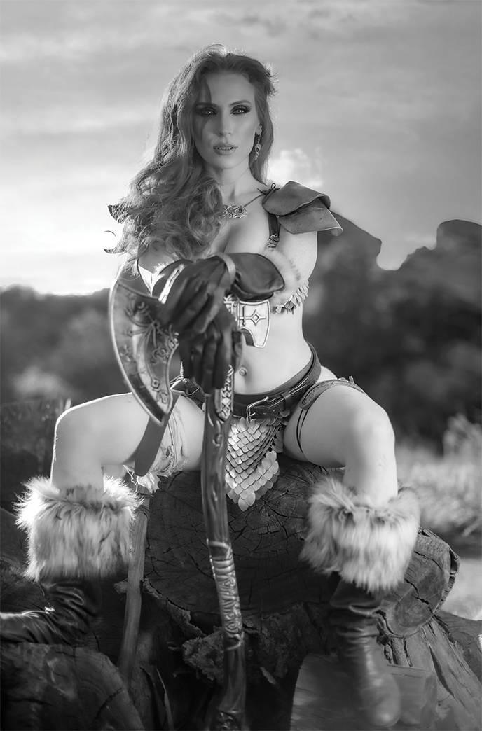 RED SONJA BLACK WHITE RED #1 CVR P FOC BONUS COSPLAY B&W VIR - Kings Comics