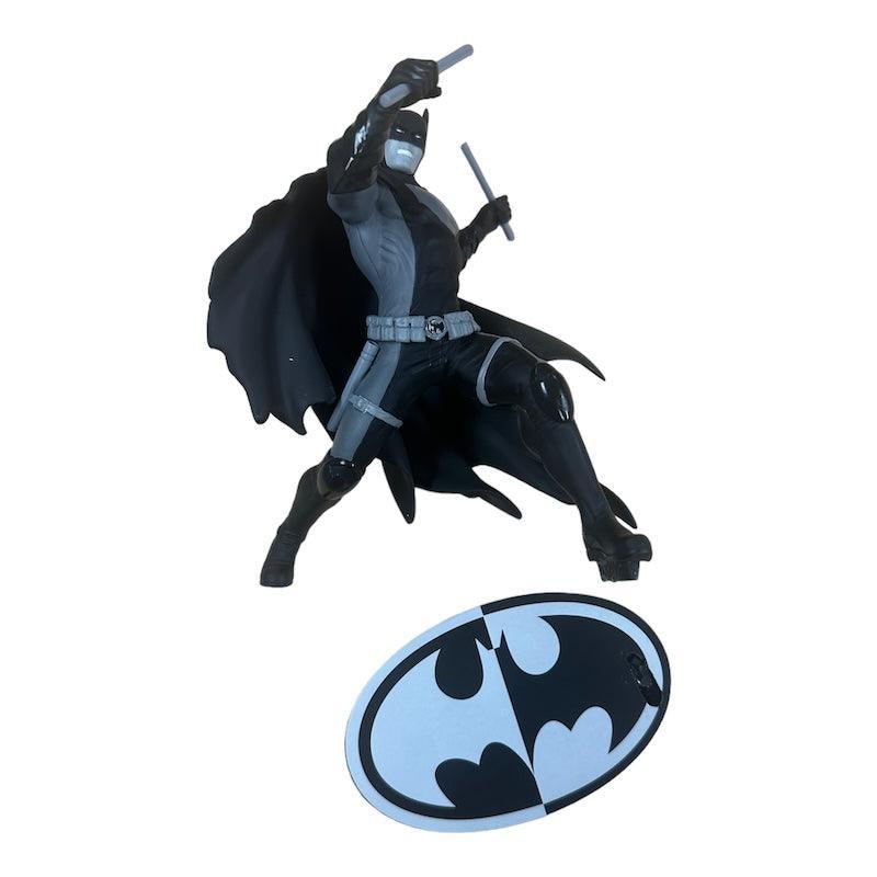 (DAMAGED) BATMAN BLACK & WHITE BATMAN EARTH 2 STATUE NICOLA SCOTT - Kings Comics
